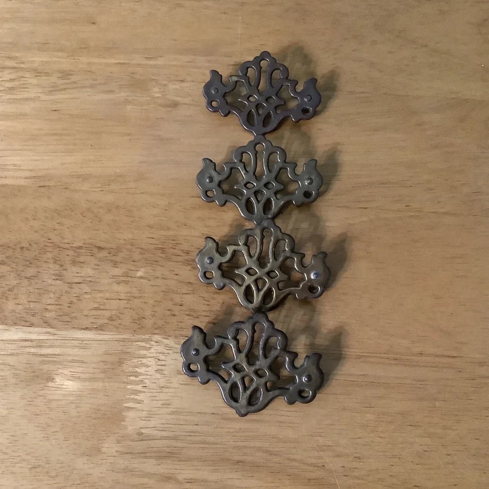 4 Antique-Style drawer pulls in Aged Brass